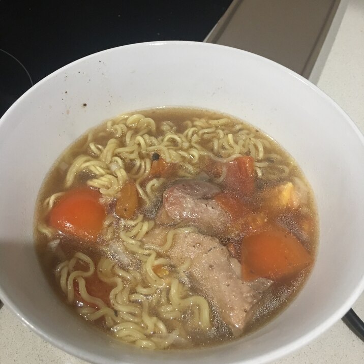 肉の旨味たっぷりのミゴレンでラーメン